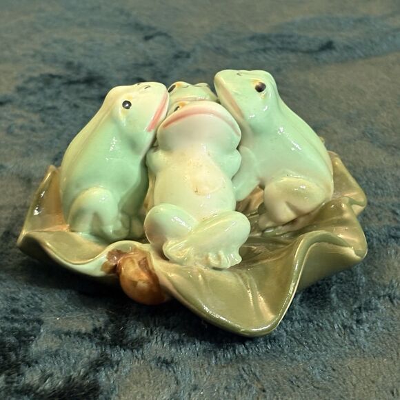 Four Green Frogs Lounging On A Lily Pad Ceramic Figurine Vintage Fairy Cottage - Picture 3 of 7